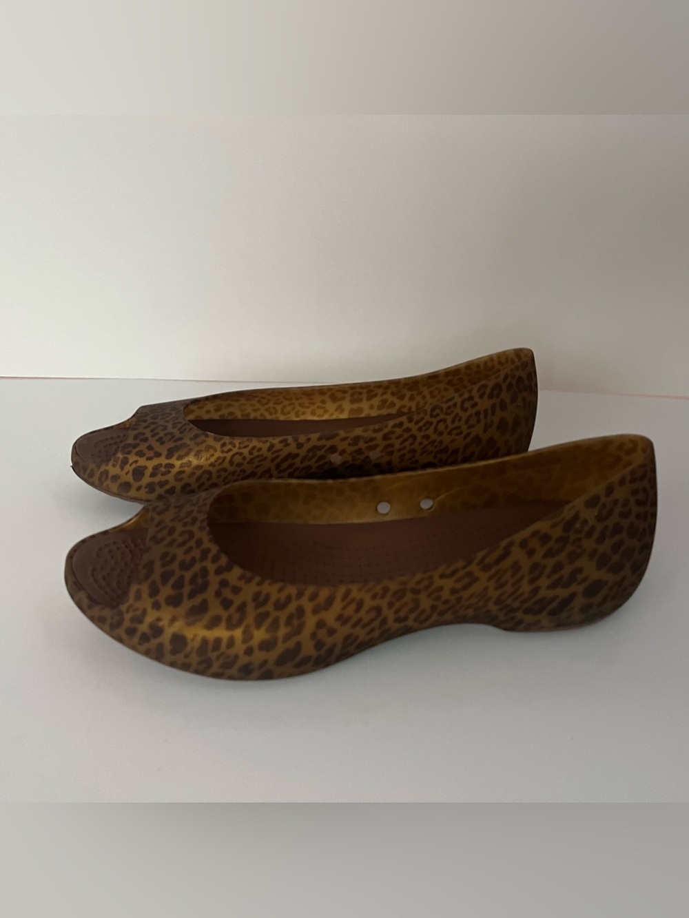 Crocs Carlie Isabella Leopard Print peep toe  Ballet Flat - gold & Brown 7